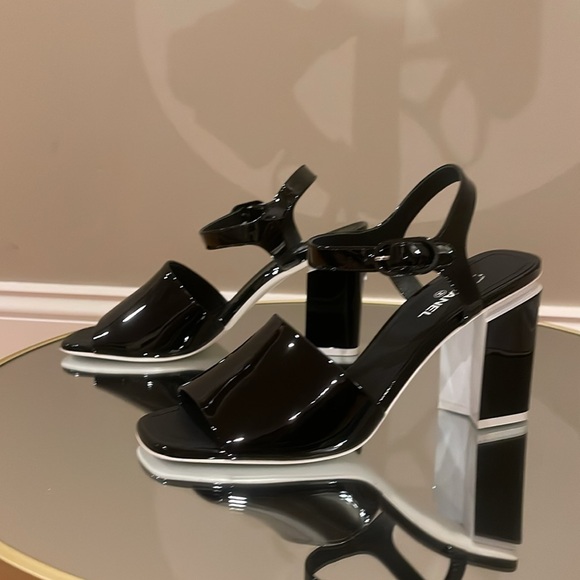 🖤🤍CHANEL CC logo patent leather block heel sandals sz 39.5 🖤🤍 - Picture 15 of 17